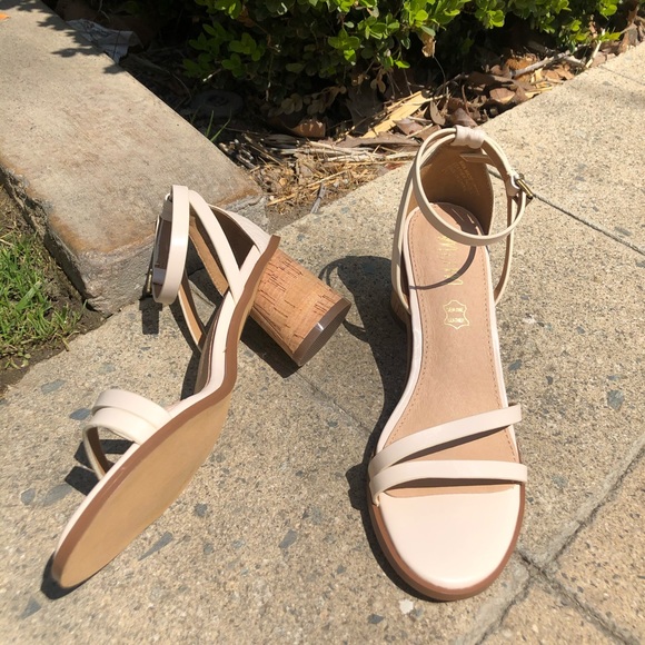 Roselyn Ivory Sandals Size 7 - Picture 6 of 6